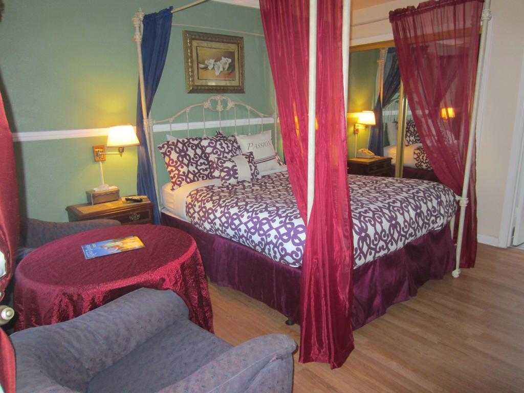 Tahoe Chalet Inn, The Theme Inn Lake Tahoe Room photo